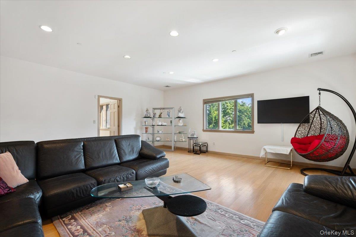 1 Thomas Court, Scarsdale, NY 10583