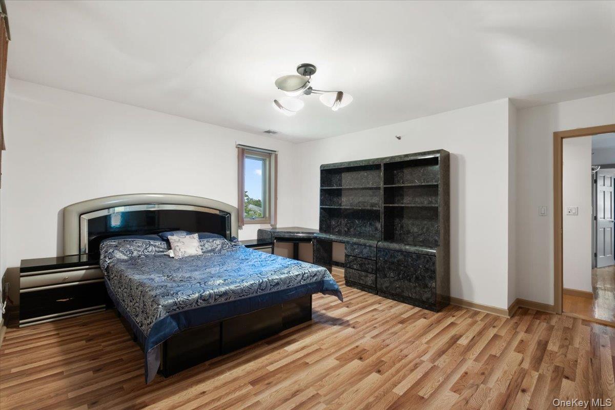 1 Thomas Court, Scarsdale, NY 10583