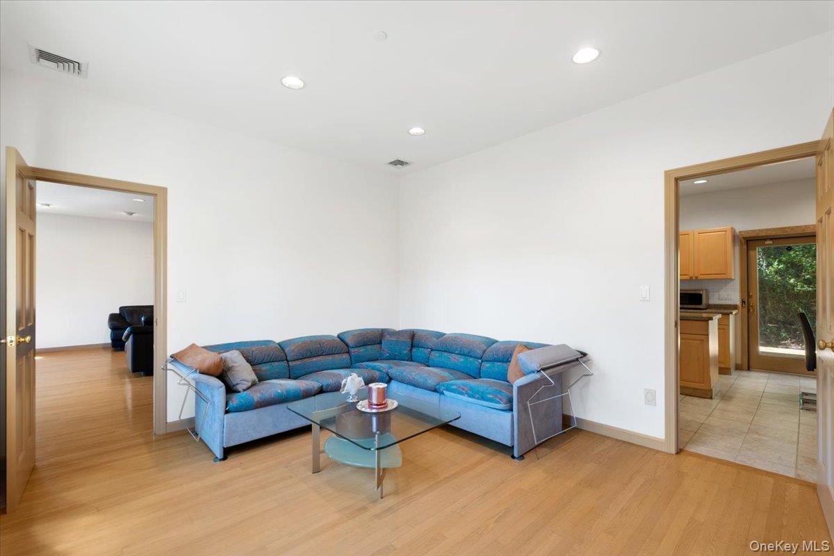 1 Thomas Court, Scarsdale, NY 10583