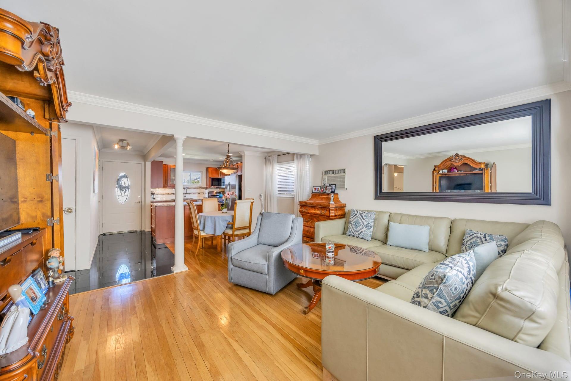 10 Layton Avenue, Hicksville, NY 11801