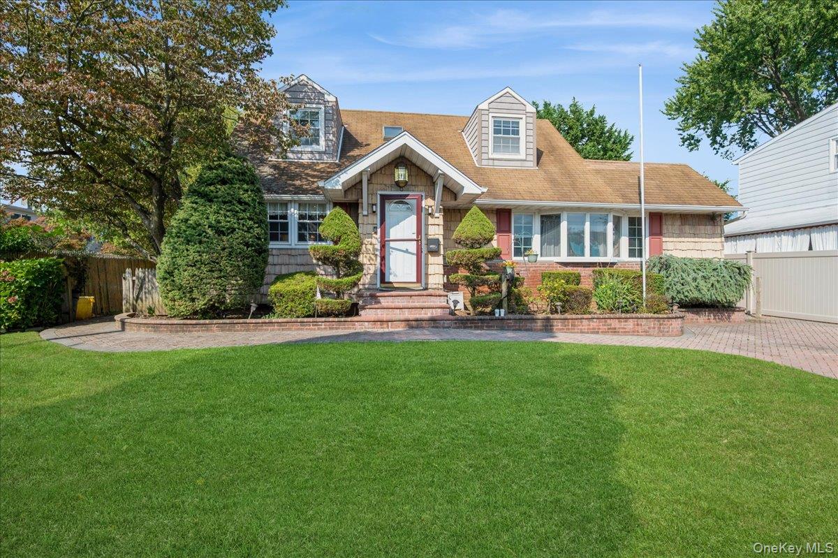 10 Nancy Lane, Hicksville, NY 11801