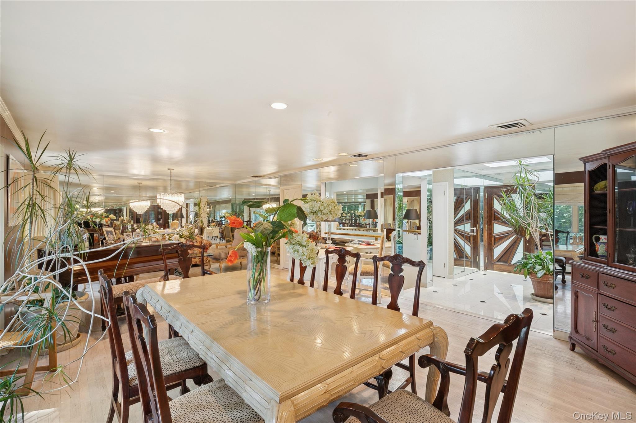 15 Dianas Circle, Roslyn Estates, NY 11576