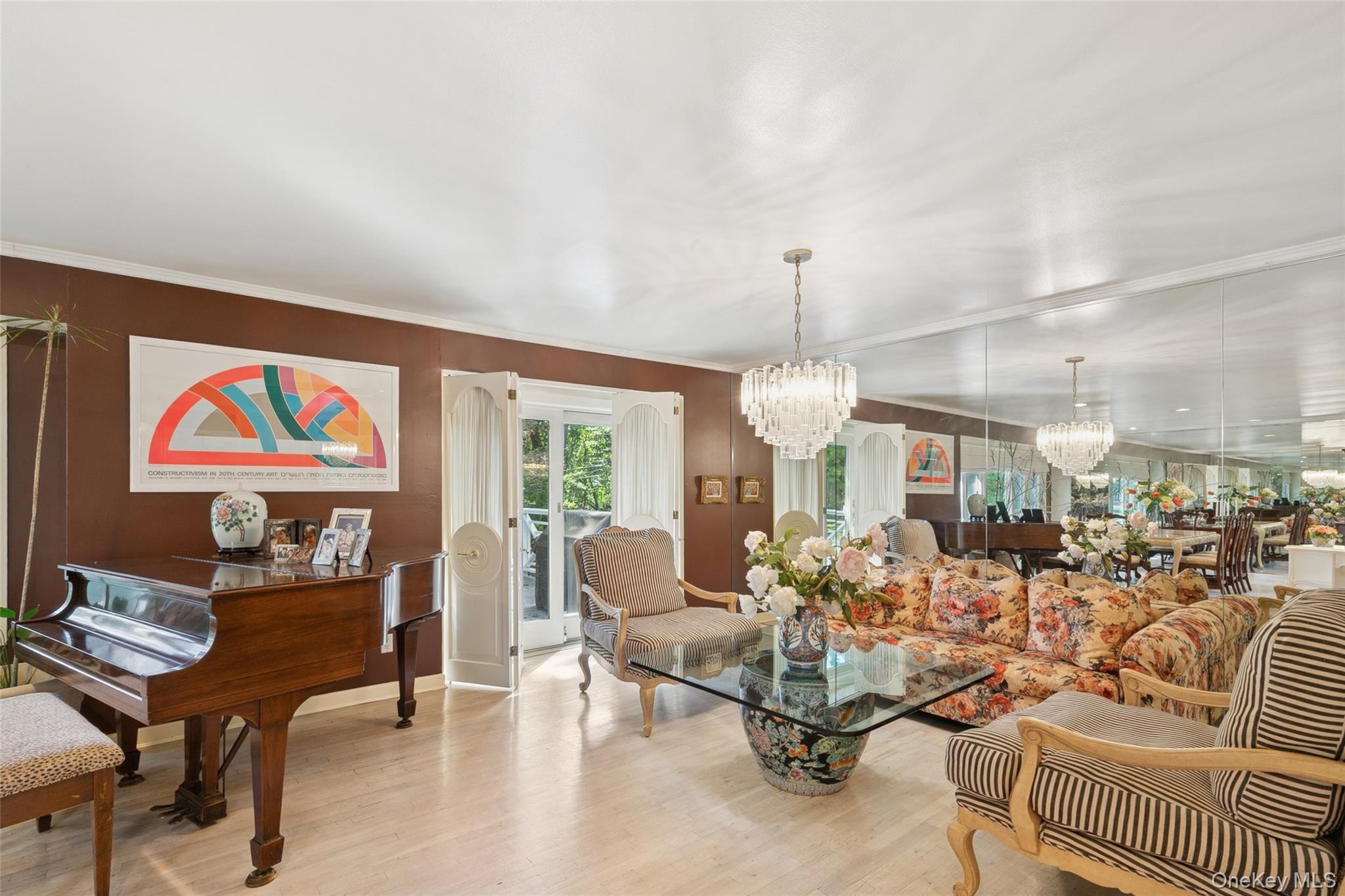 15 Dianas Circle, Roslyn Estates, NY 11576