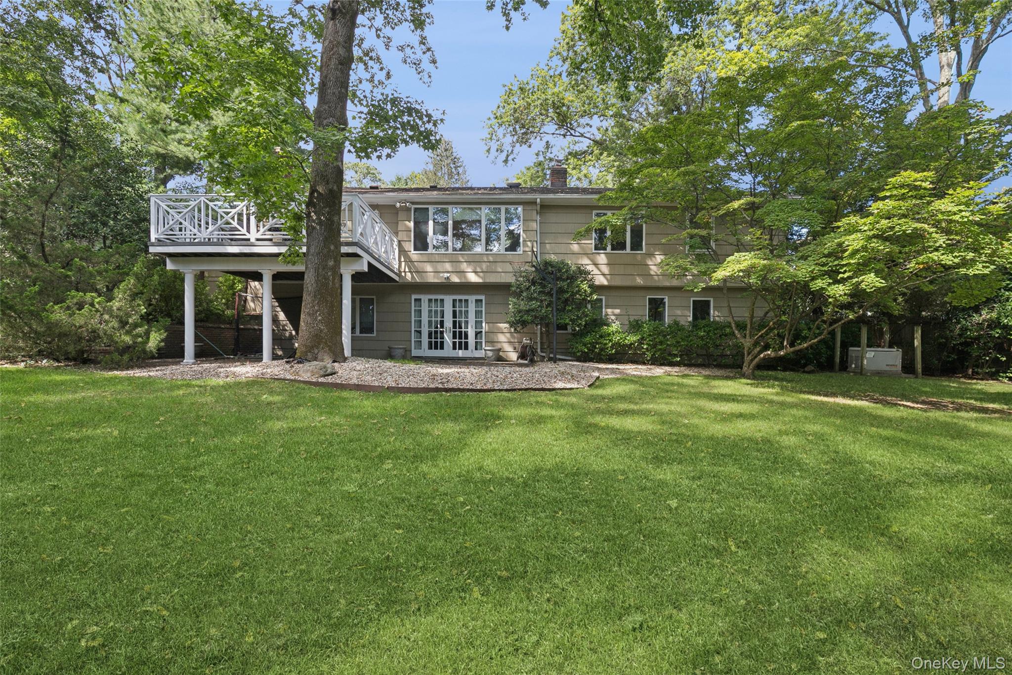 15 Dianas Circle, Roslyn Estates, NY 11576