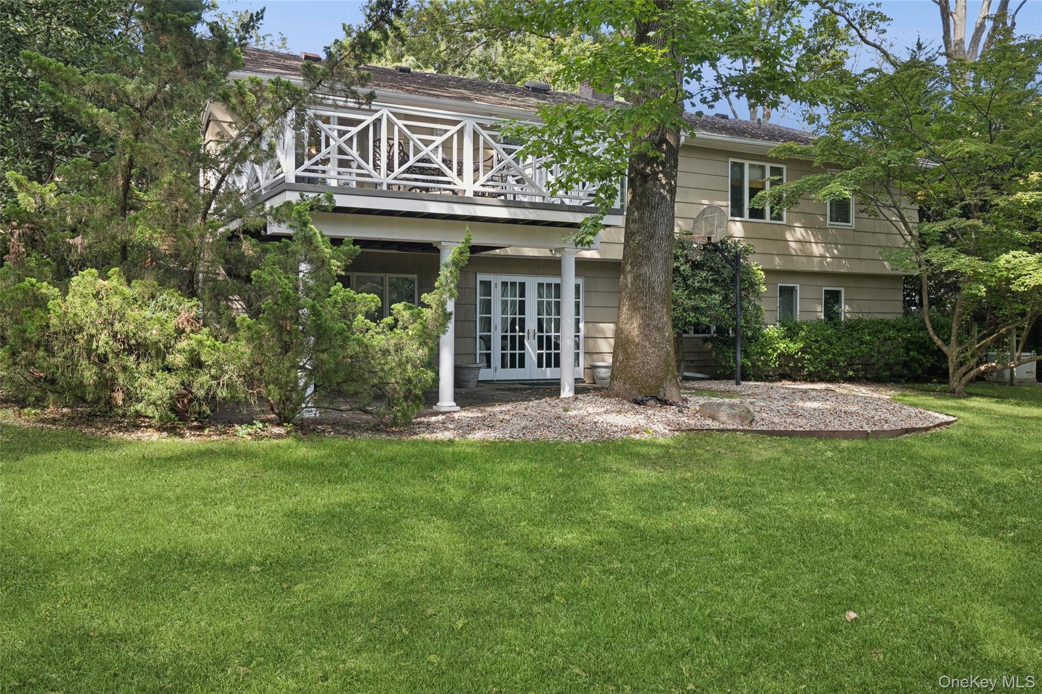 15 Dianas Circle, Roslyn Estates, NY 11576