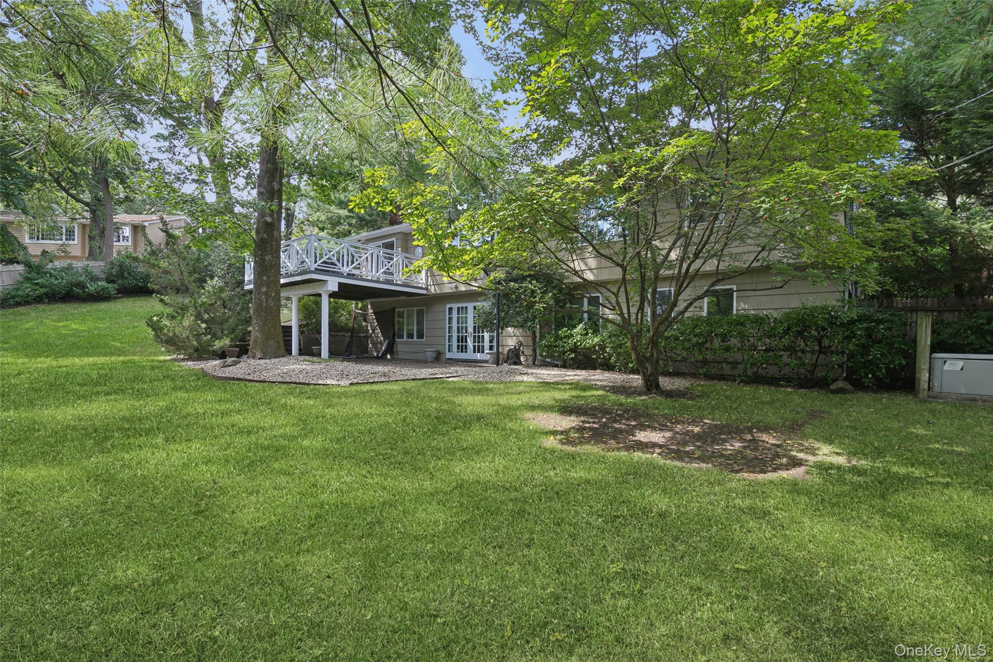 15 Dianas Circle, Roslyn Estates, NY 11576