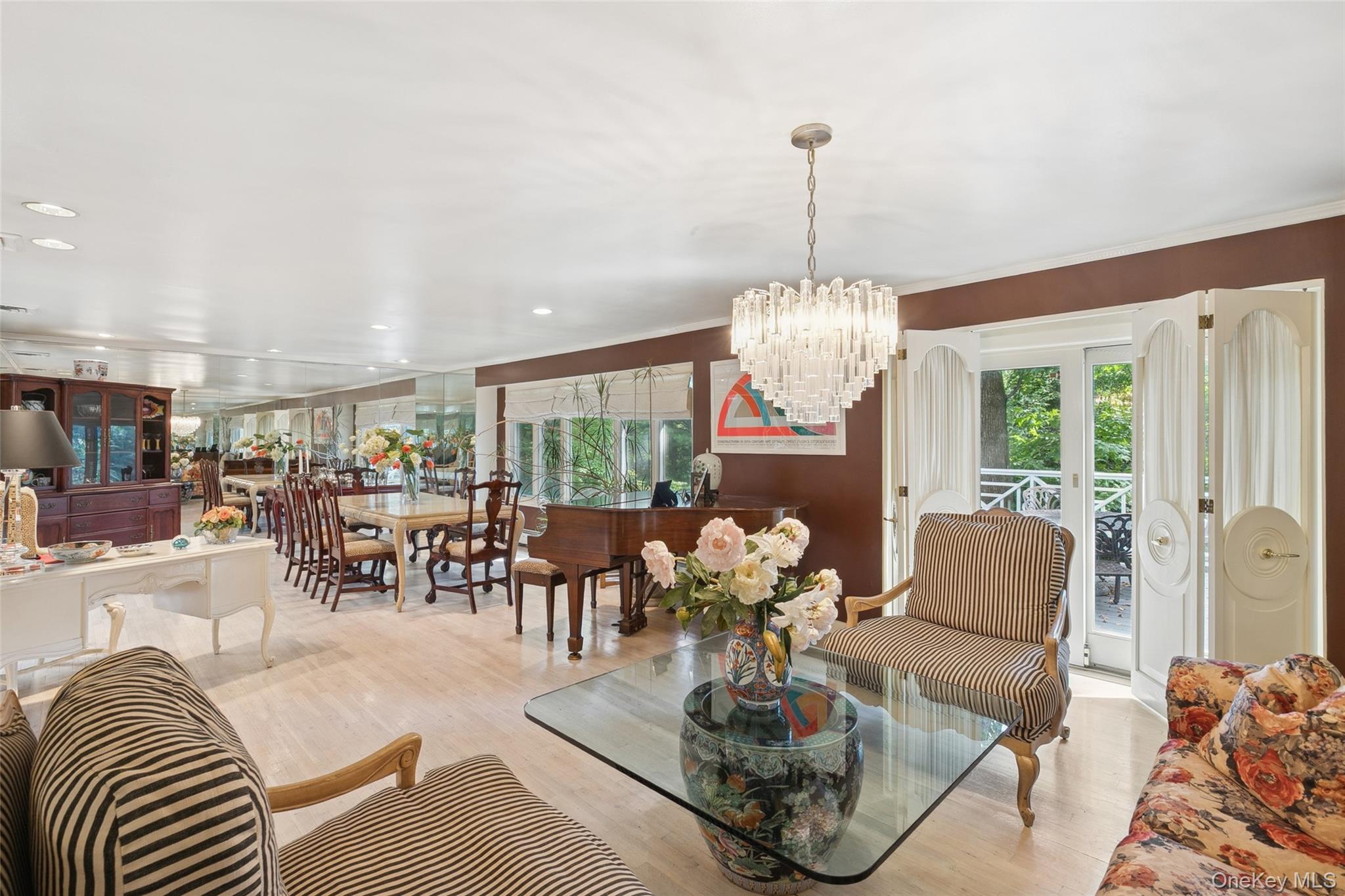 15 Dianas Circle, Roslyn Estates, NY 11576