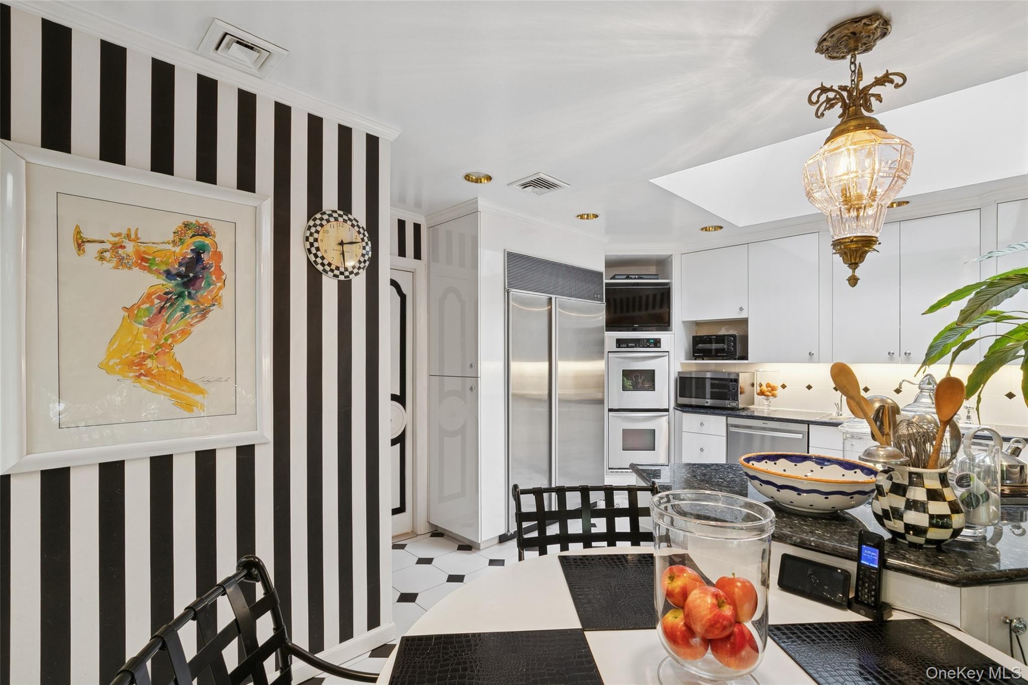 15 Dianas Circle, Roslyn Estates, NY 11576