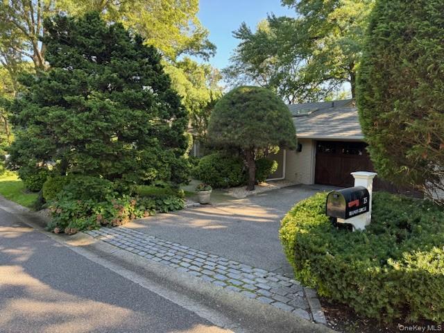 15 Dianas Circle, Roslyn Estates, NY 11576