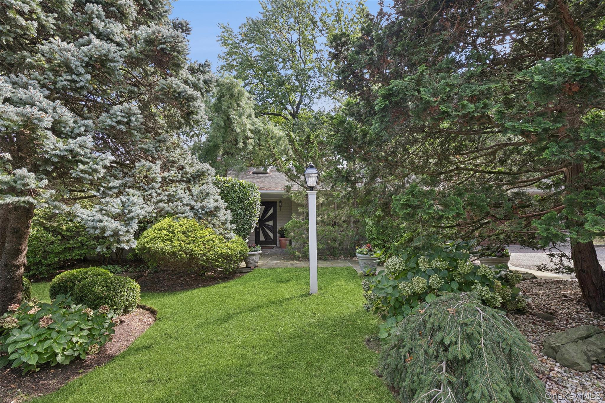 15 Dianas Circle, Roslyn Estates, NY 11576