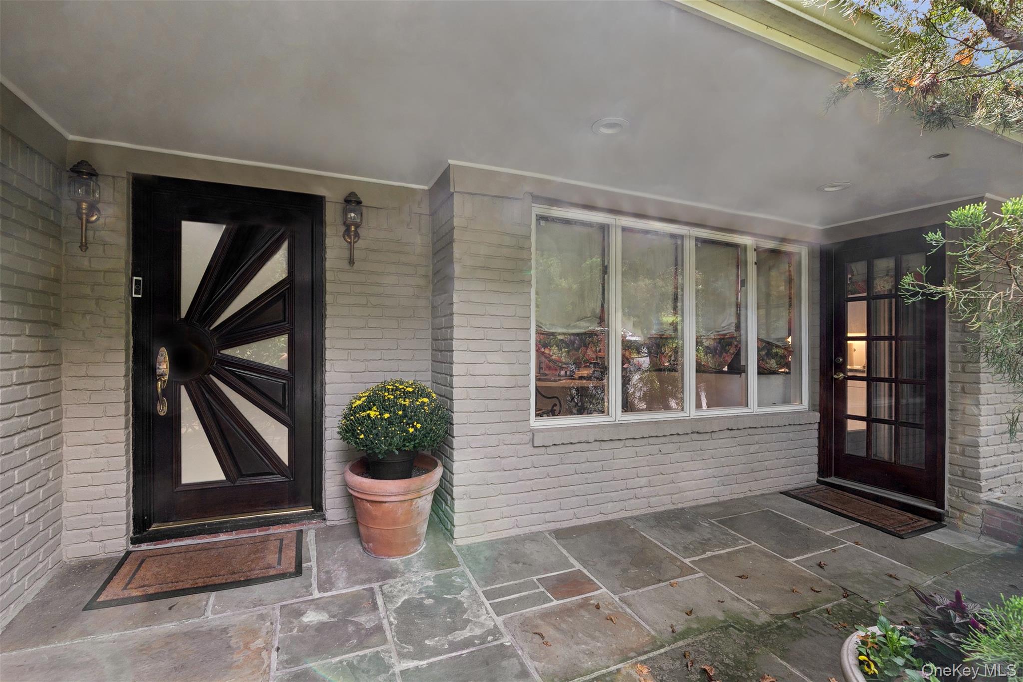 15 Dianas Circle, Roslyn Estates, NY 11576