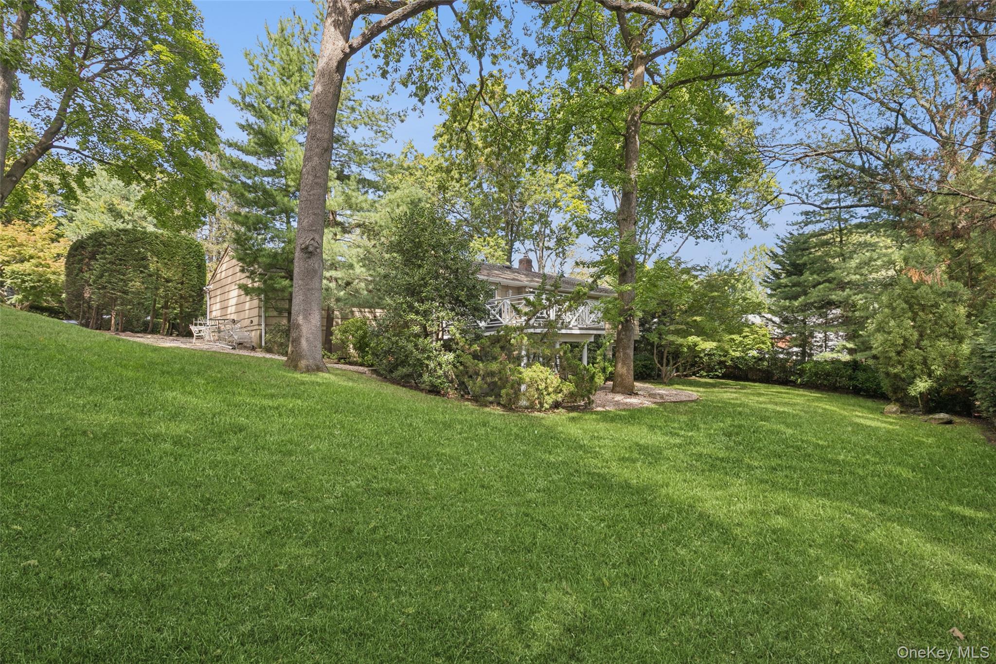 15 Dianas Circle, Roslyn Estates, NY 11576