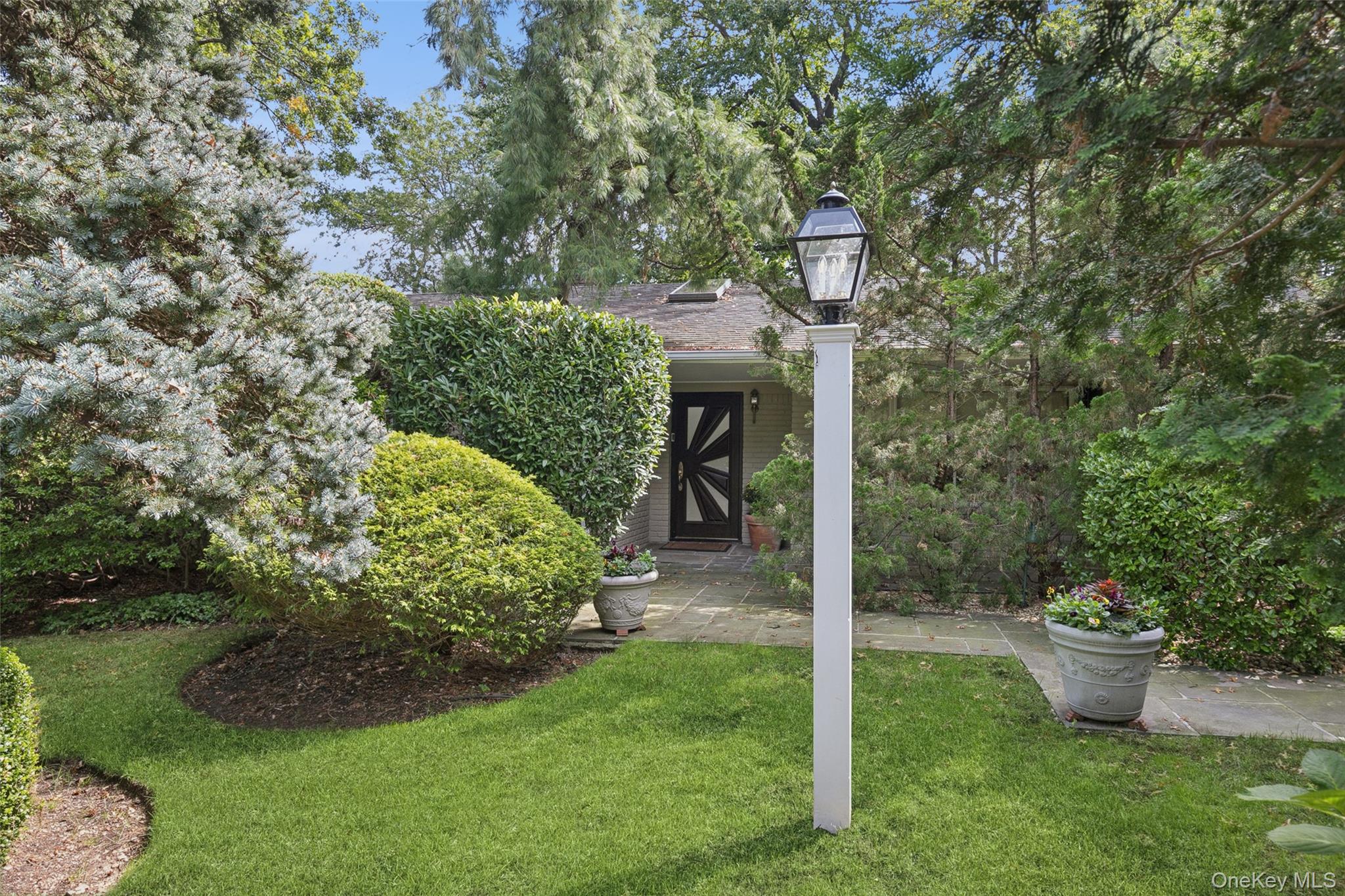 15 Dianas Circle, Roslyn Estates, NY 11576