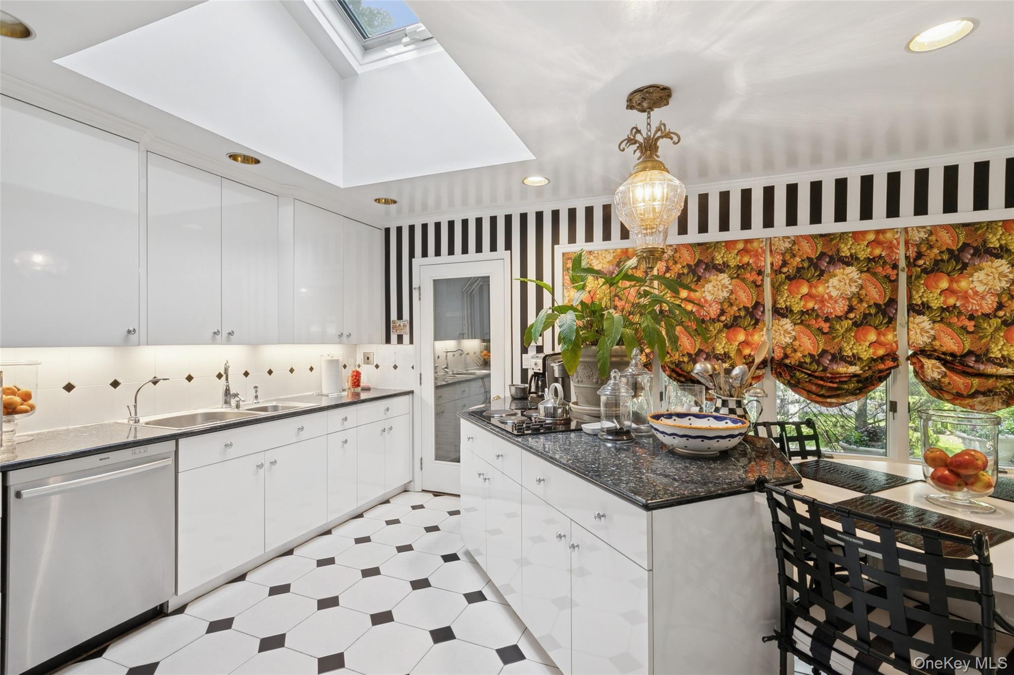 15 Dianas Circle, Roslyn Estates, NY 11576