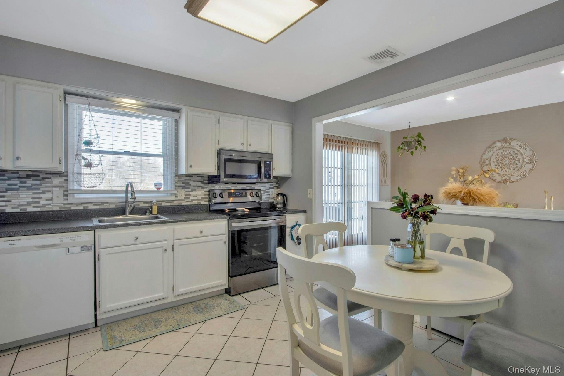 27 Lincoln Drive, Washingtonville, NY 10992