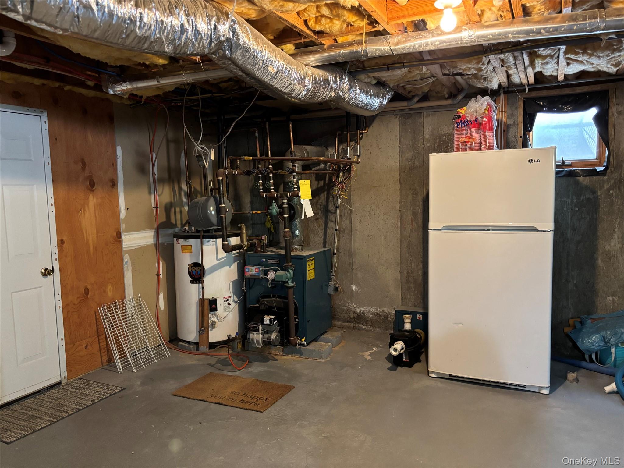 27 Newtown Court, Hampton Bays, NY 11946