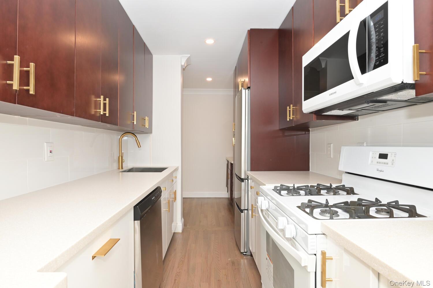 6 Birchwood Court # 4N, Mineola, NY 11501