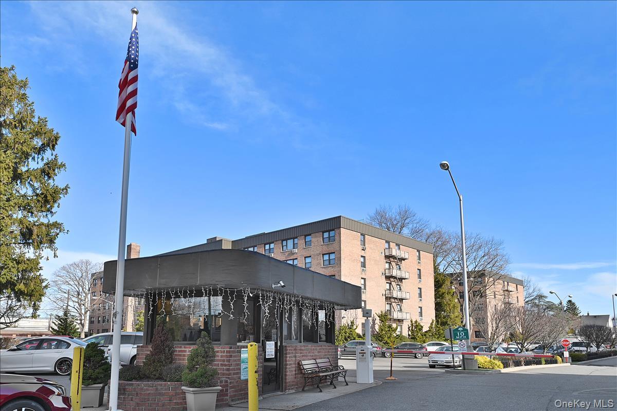 6 Birchwood Court # 4N, Mineola, NY 11501