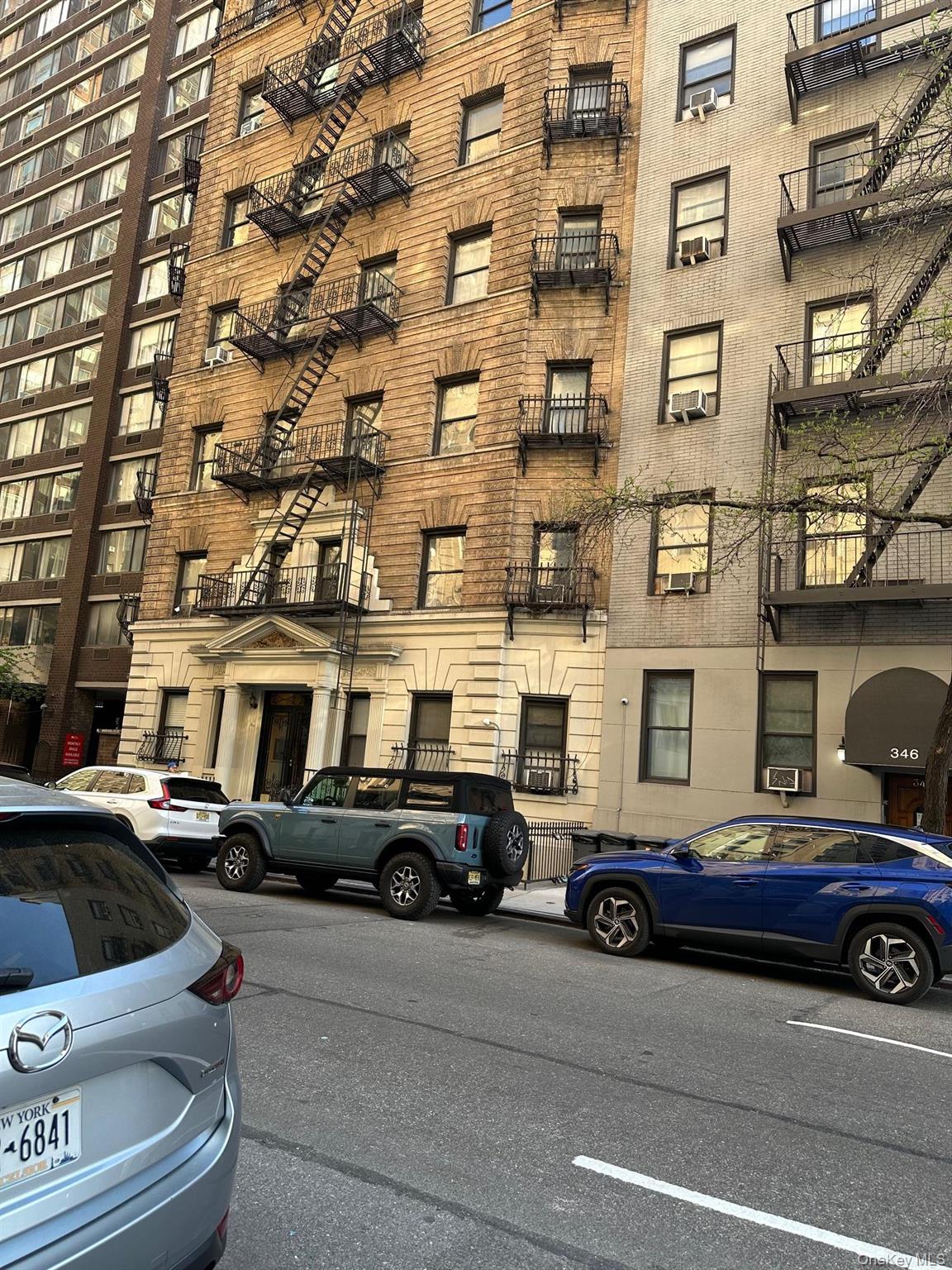 342 W 56th Street # 1F, New York (Manhattan), NY 10019