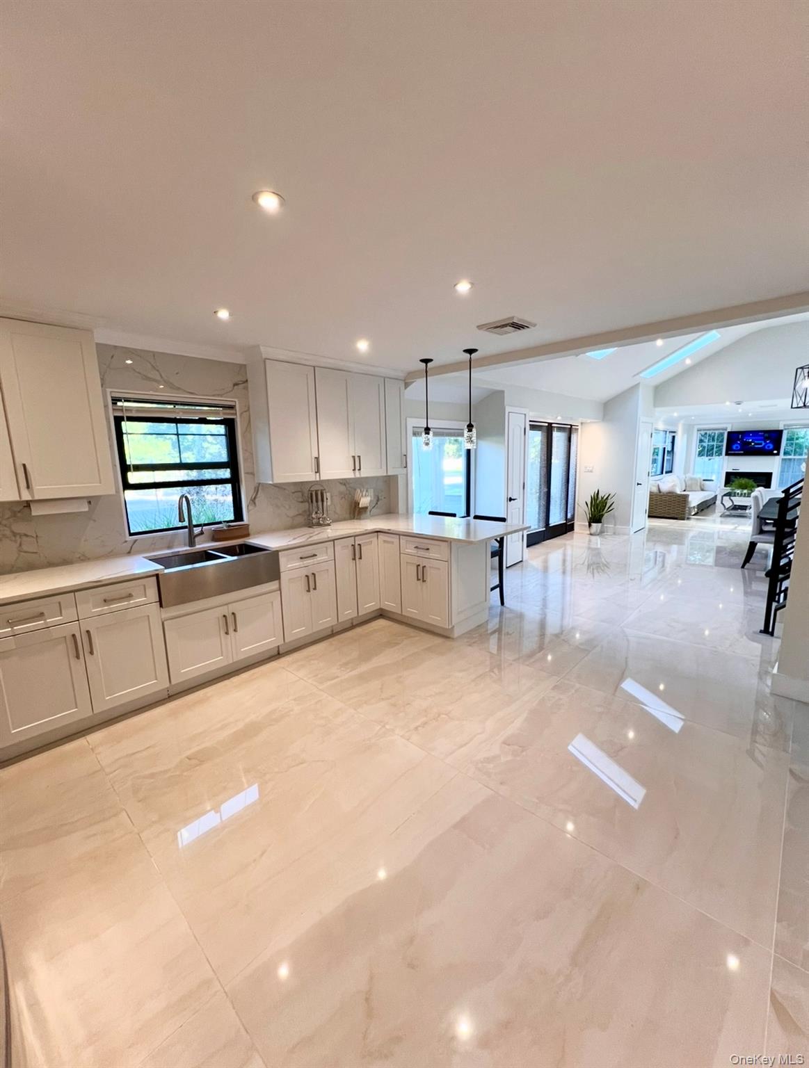 566 Locust Avenue, Oakdale, NY 11769