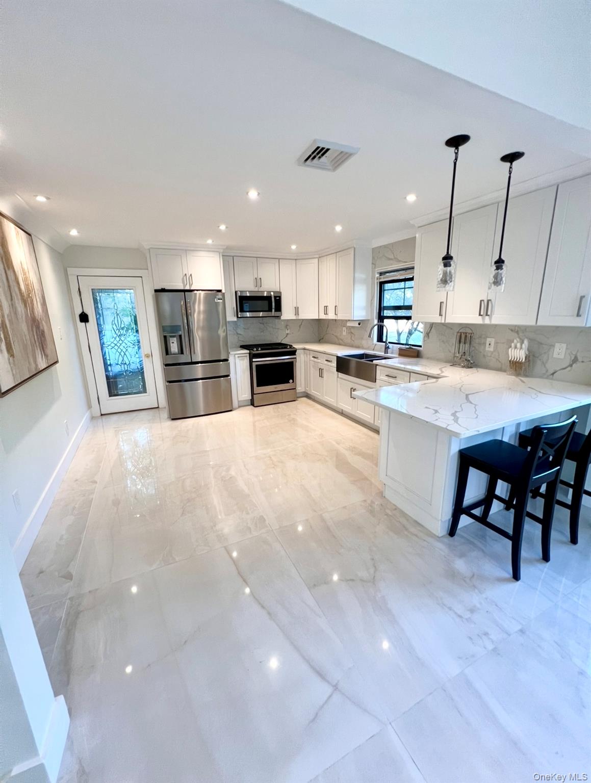 566 Locust Avenue, Oakdale, NY 11769