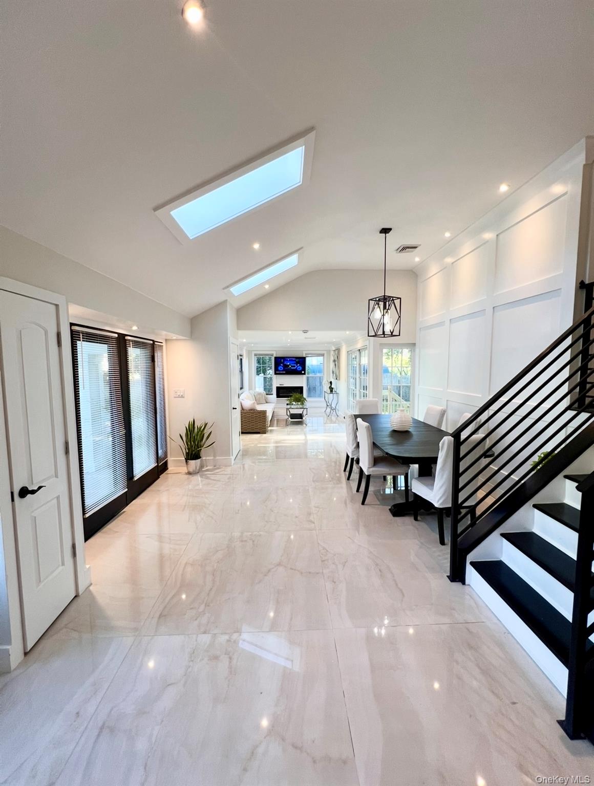 566 Locust Avenue, Oakdale, NY 11769