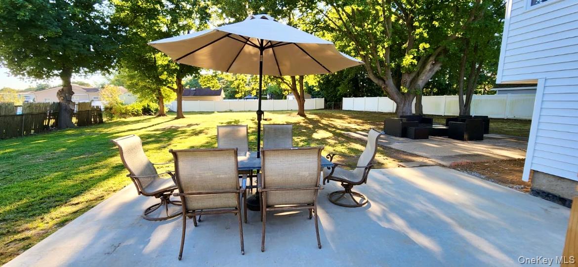 566 Locust Avenue, Oakdale, NY 11769