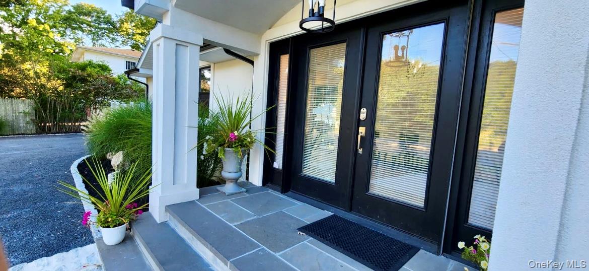 566 Locust Avenue, Oakdale, NY 11769