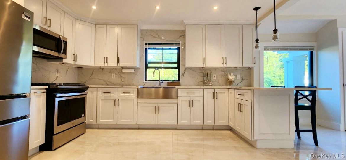 566 Locust Avenue, Oakdale, NY 11769