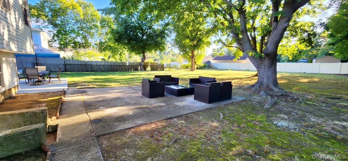 566 Locust Avenue, Oakdale, NY 11769