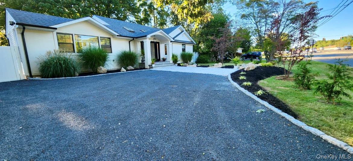 566 Locust Avenue, Oakdale, NY 11769