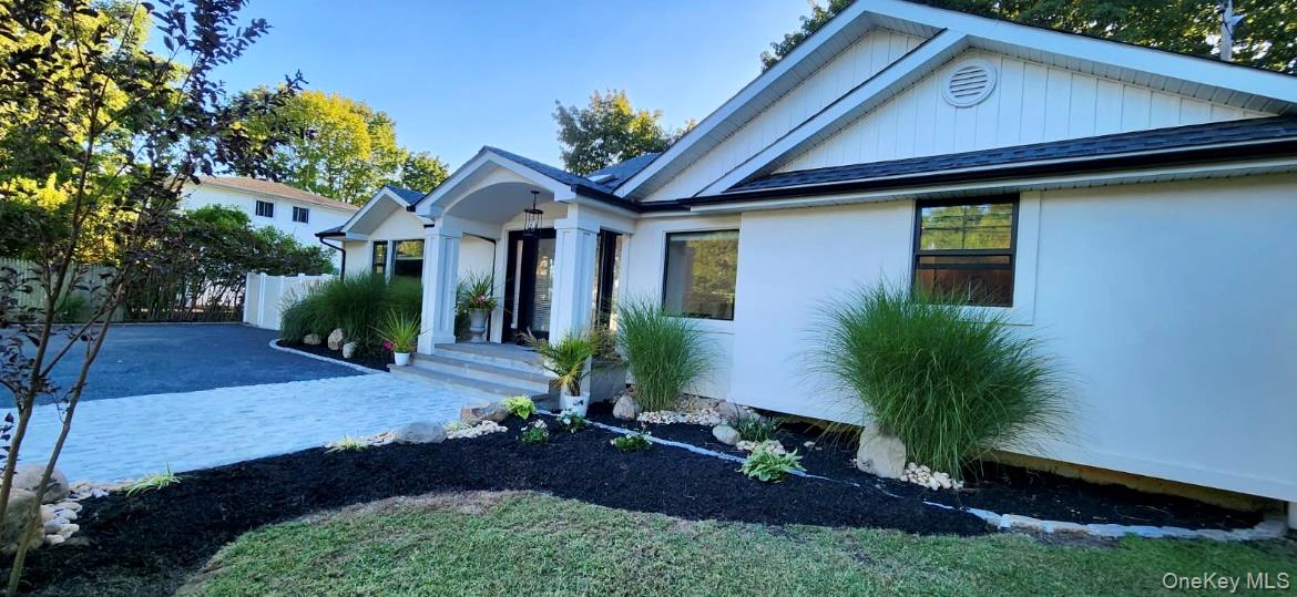 566 Locust Avenue, Oakdale, NY 11769