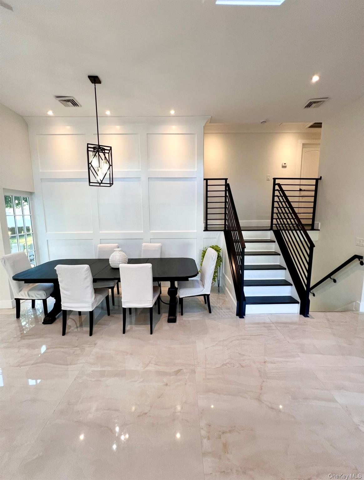 566 Locust Avenue, Oakdale, NY 11769