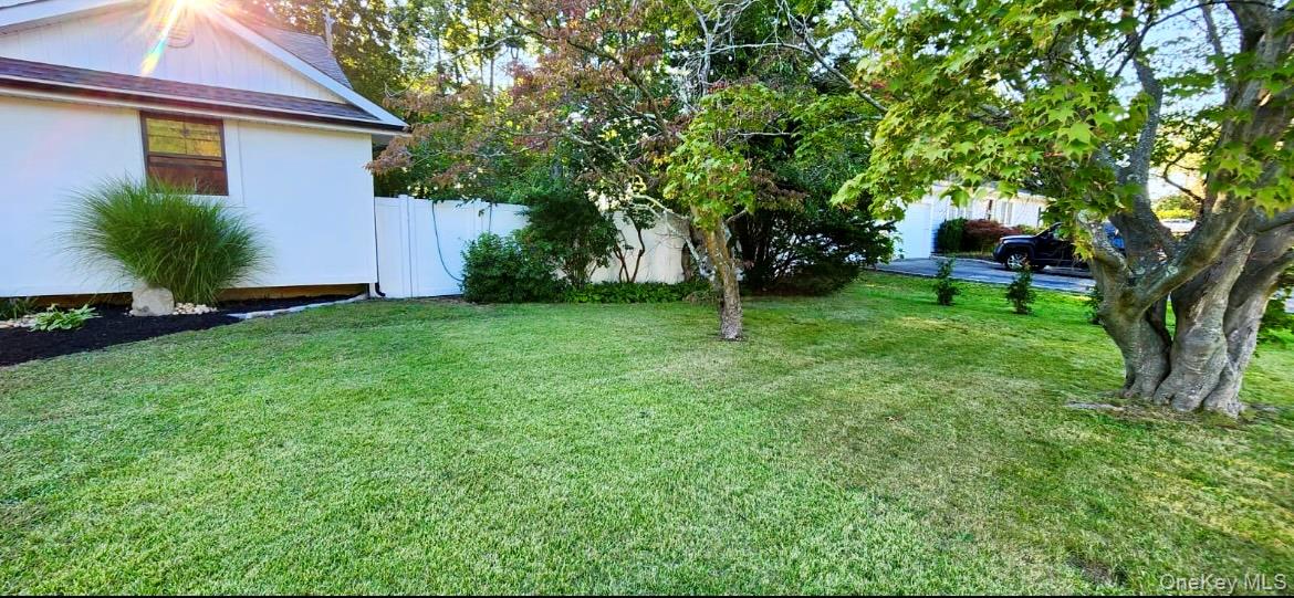 566 Locust Avenue, Oakdale, NY 11769