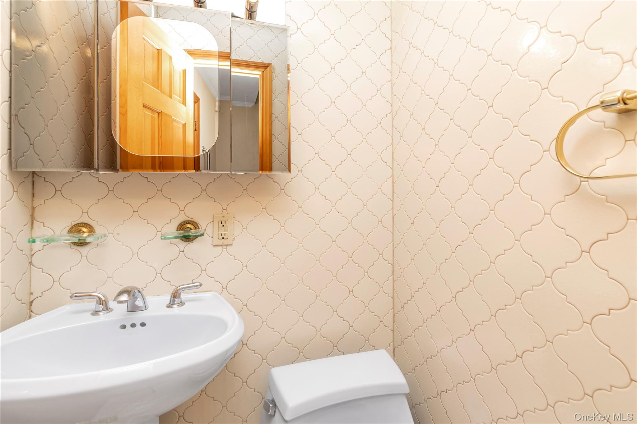 87 Hillturn Lane, Roslyn Heights, NY 11577