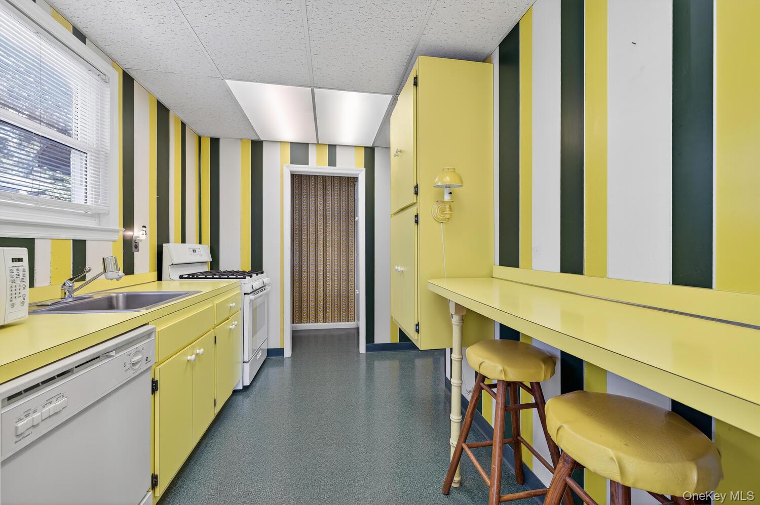 29 Hickory Road, Bayville, NY 11709