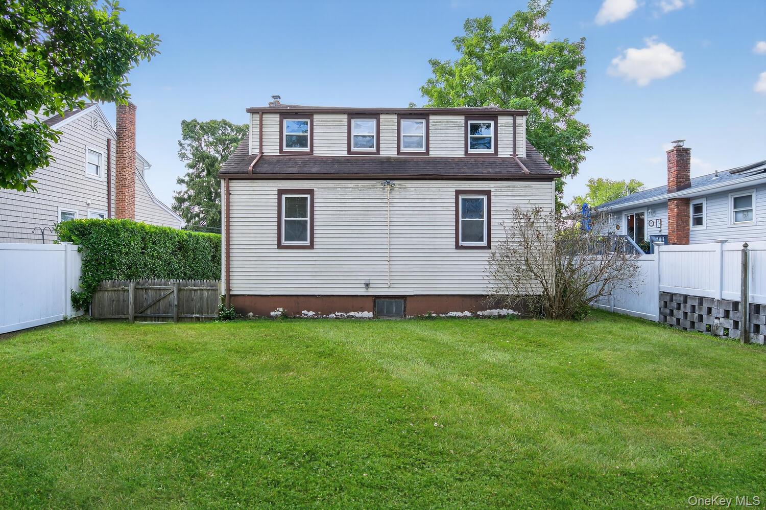 29 Hickory Road, Bayville, NY 11709