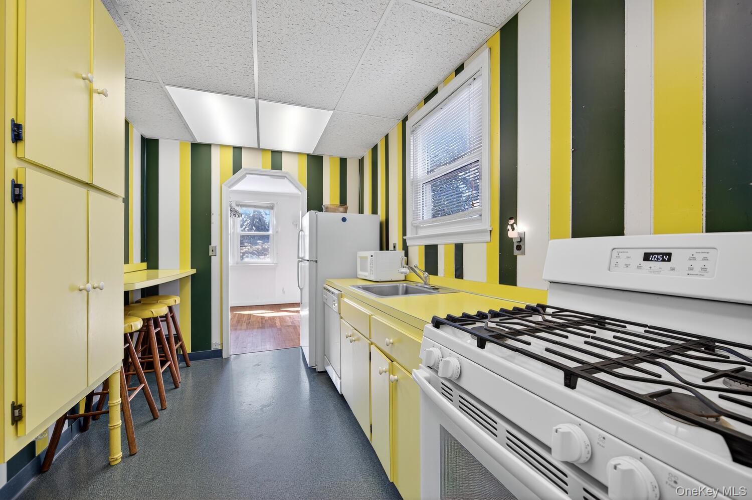 29 Hickory Road, Bayville, NY 11709