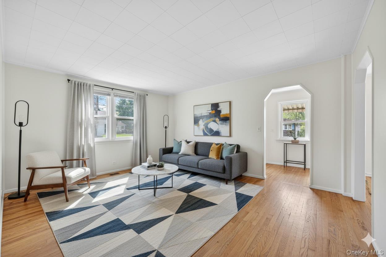 29 Hickory Road, Bayville, NY 11709