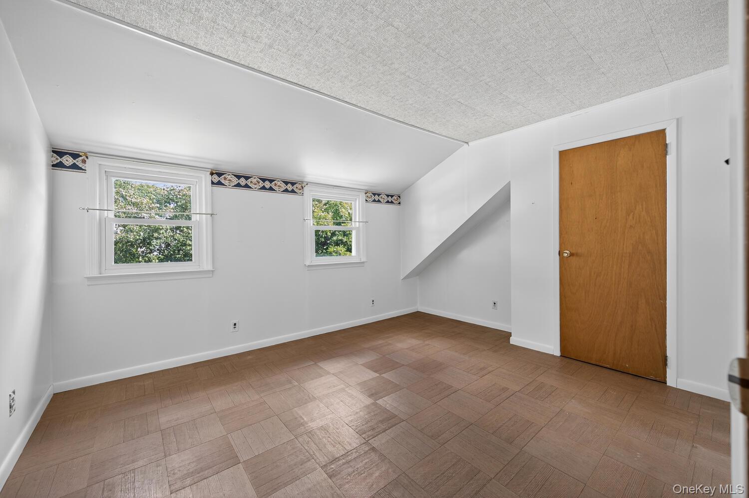 29 Hickory Road, Bayville, NY 11709