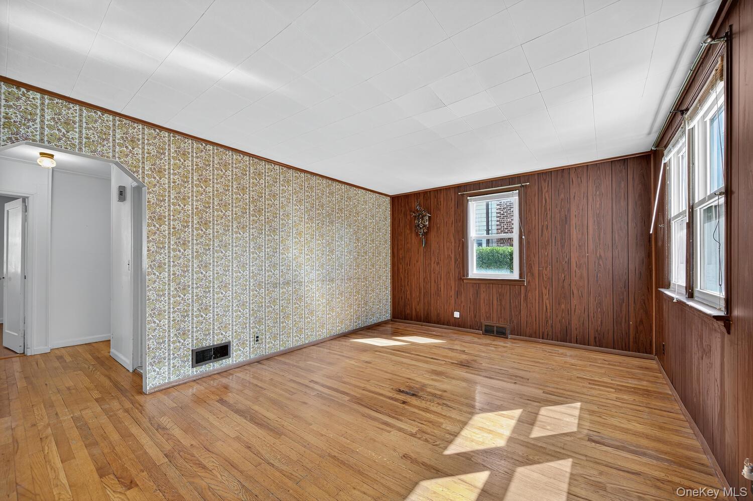 29 Hickory Road, Bayville, NY 11709