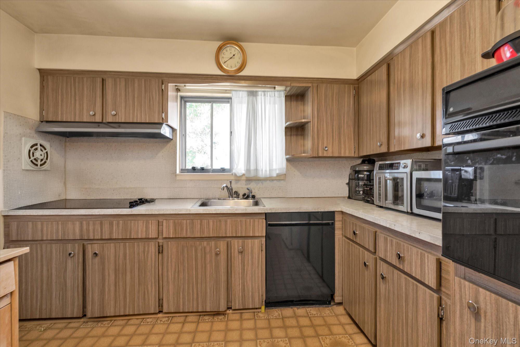 27 Juniper Road, Port Washington, NY 11050