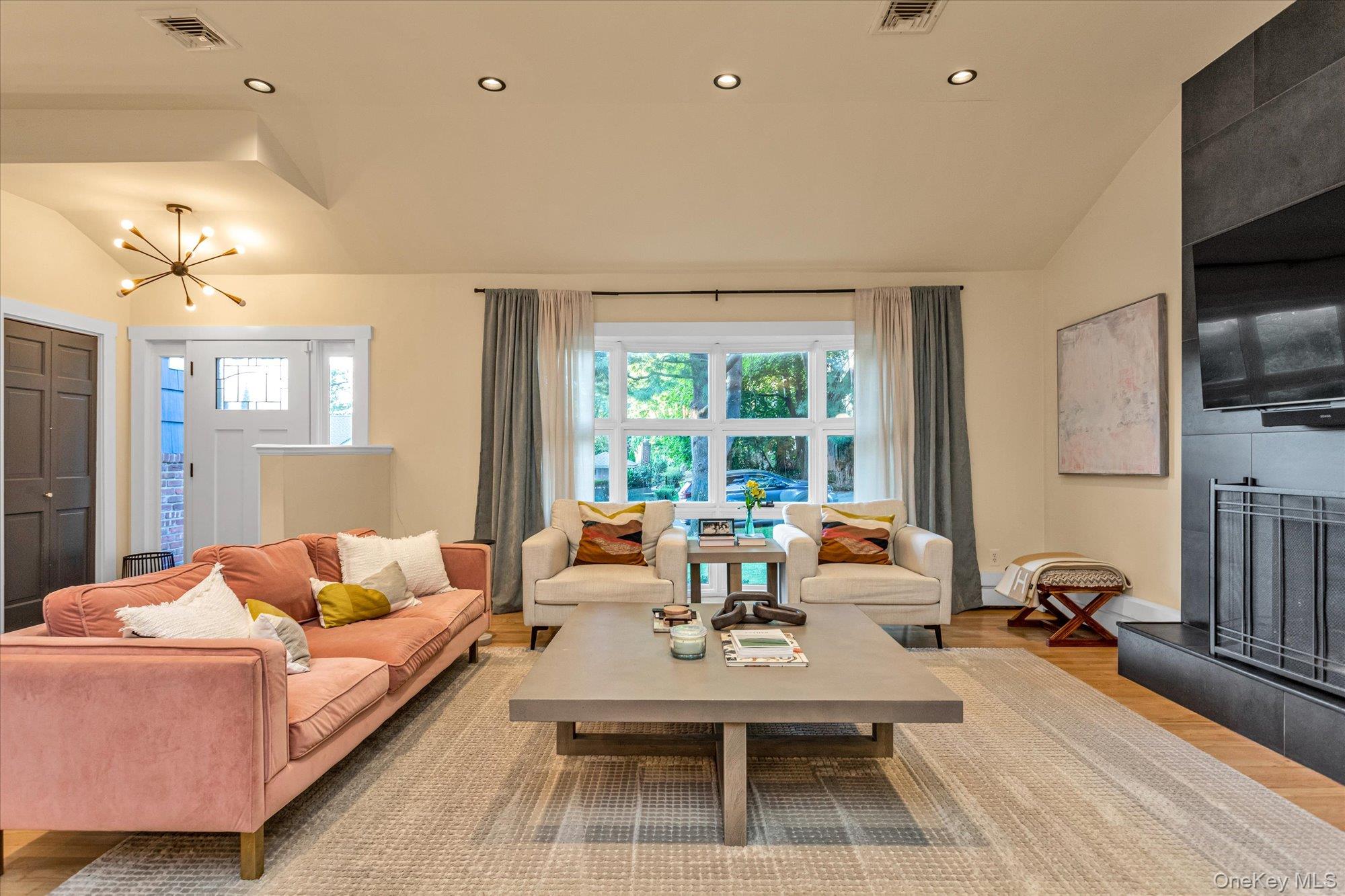 1A Agnes Street, Oyster Bay, NY 11771