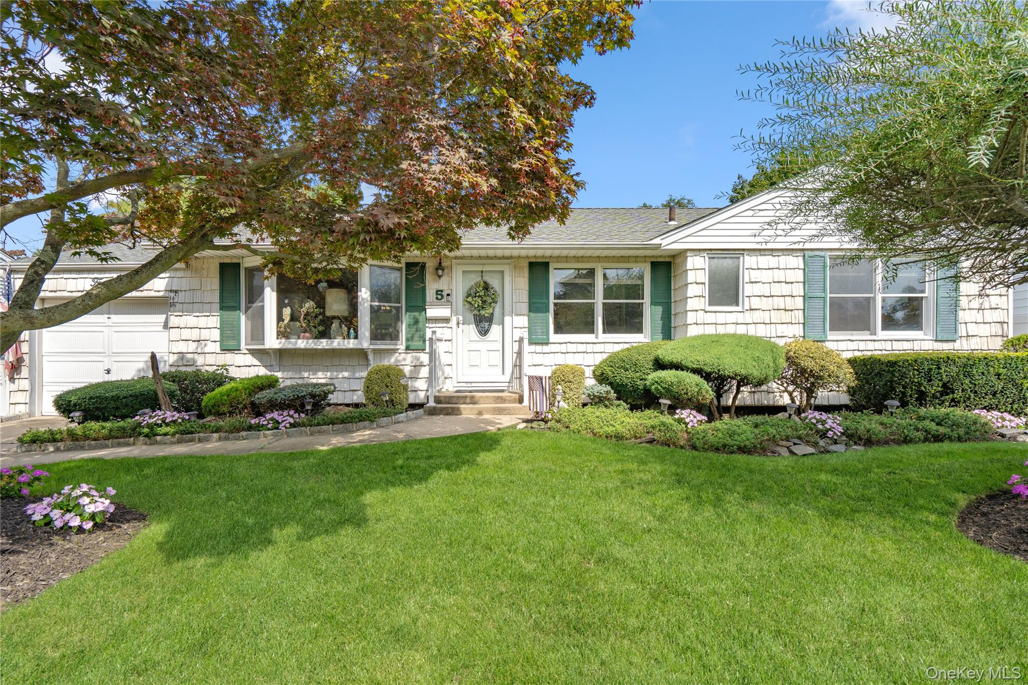 5 Shubert Lane, Bethpage, NY 11714