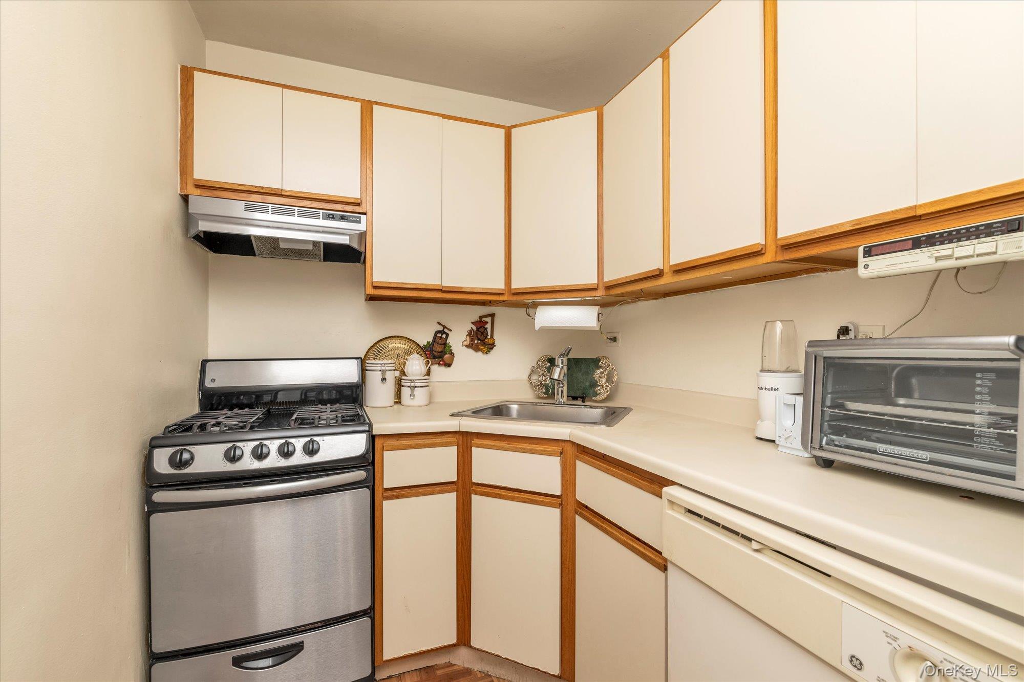 61-20 Grand Central Parkway # C207, Forest Hills, NY 11375