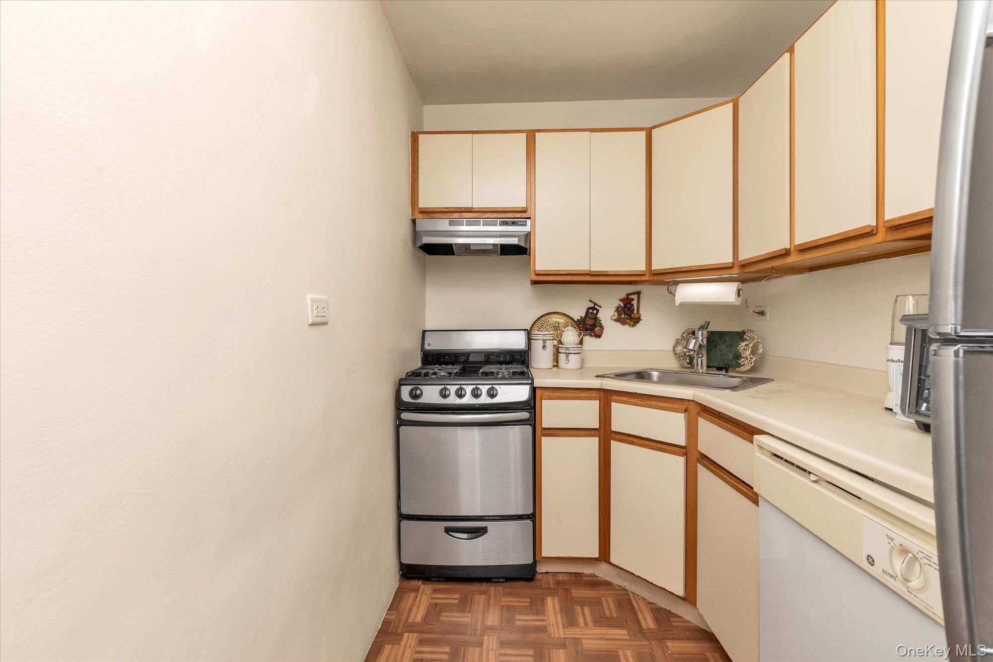 61-20 Grand Central Parkway # C207, Forest Hills, NY 11375