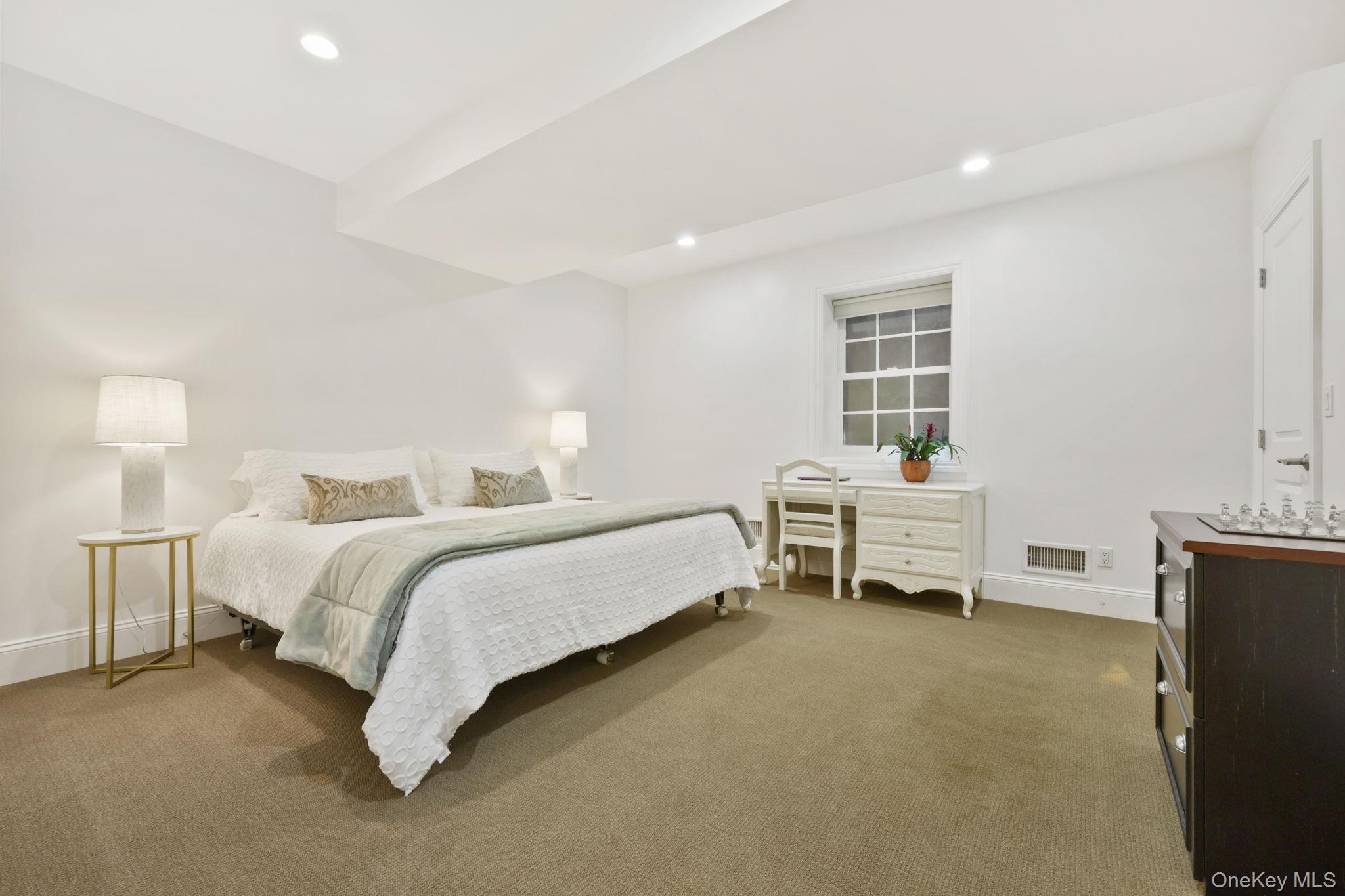 8 Horseguard Lane, Scarsdale, NY 10583