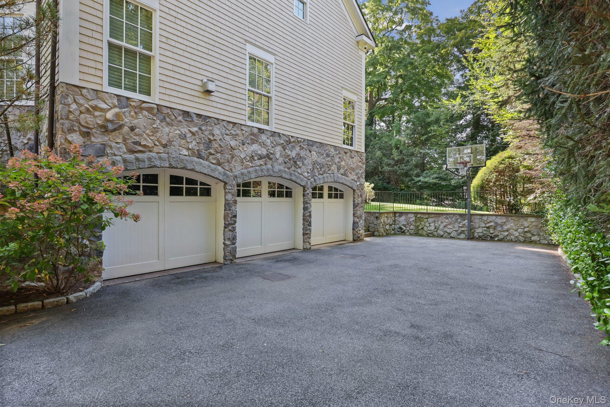 8 Horseguard Lane, Scarsdale, NY 10583