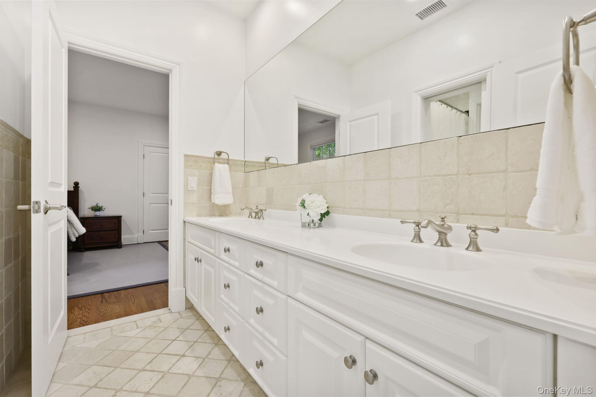 8 Horseguard Lane, Scarsdale, NY 10583