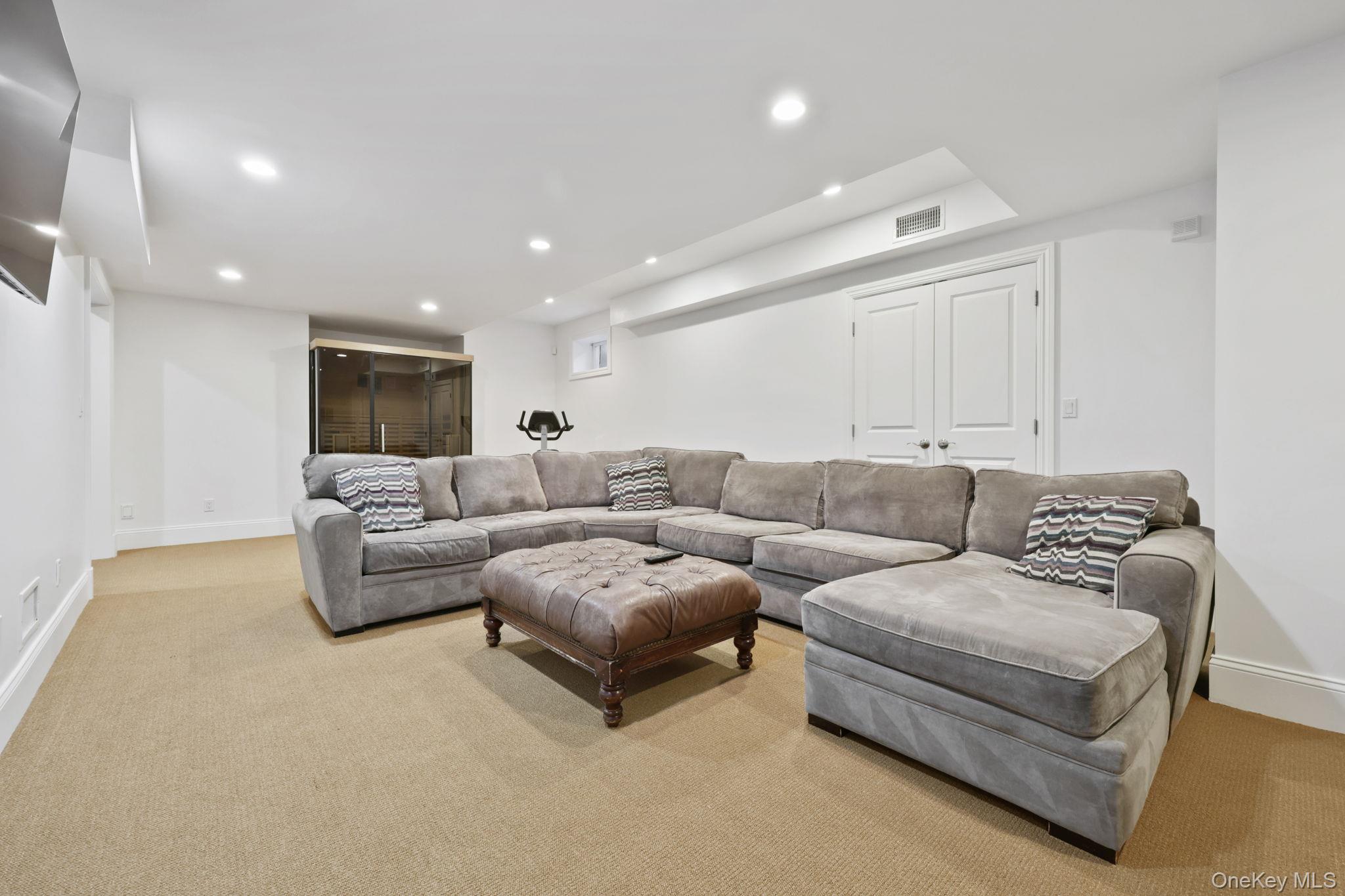 8 Horseguard Lane, Scarsdale, NY 10583